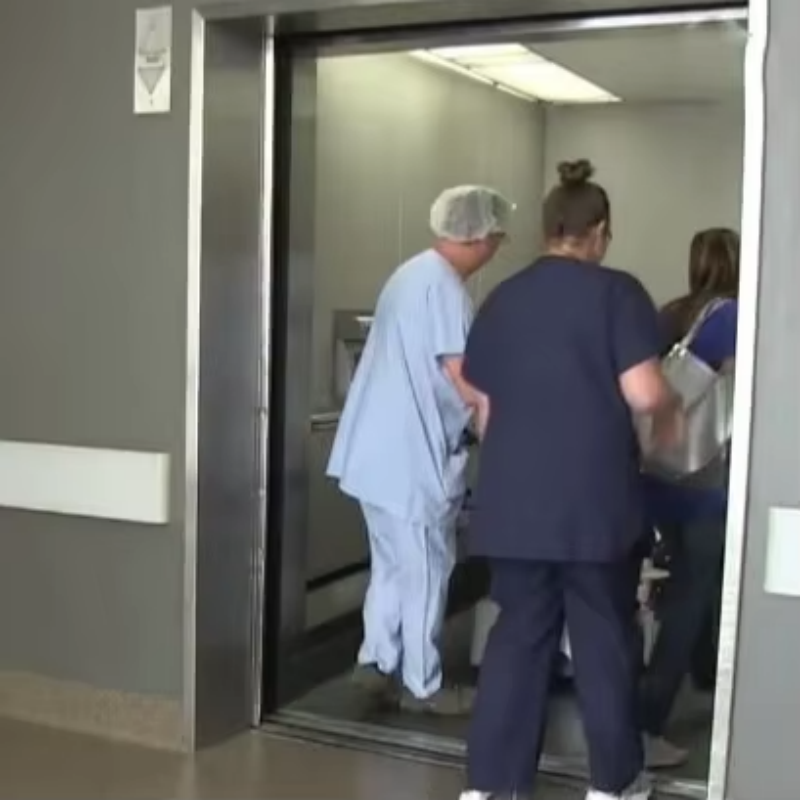 Elevatore per barelle ospedaliere VTEH101 con azionamento CA Certificato ISO ad alta capacità per il trasporto di barelle pazienti Funzionamento regolare e sicuro